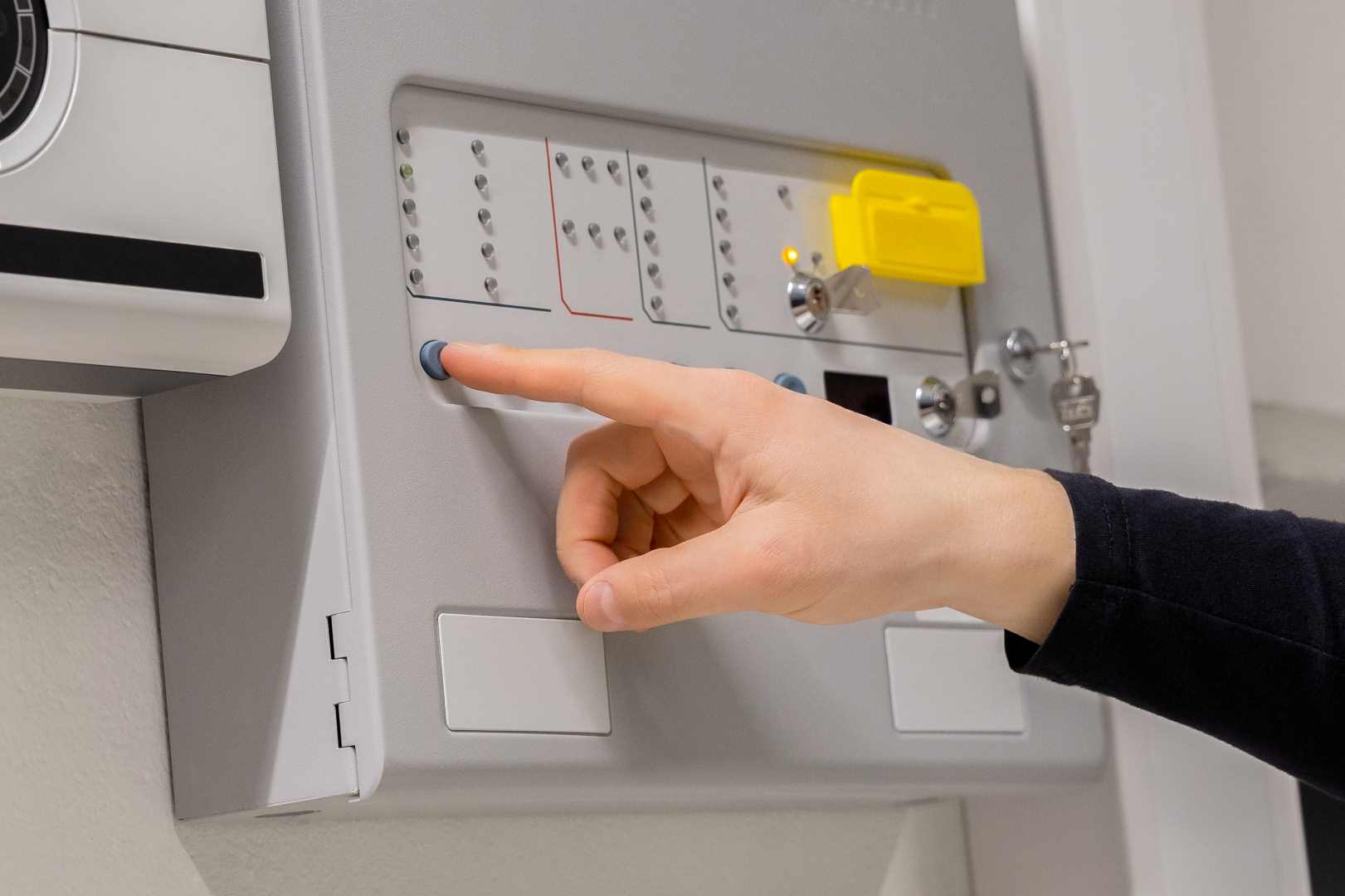 addressable-fire-alarm fire alarm system on wall